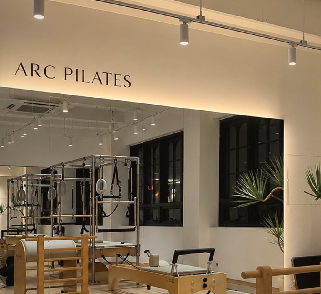 ARC PILATES 사인이 걸린 스튜디오 입구와 기구들